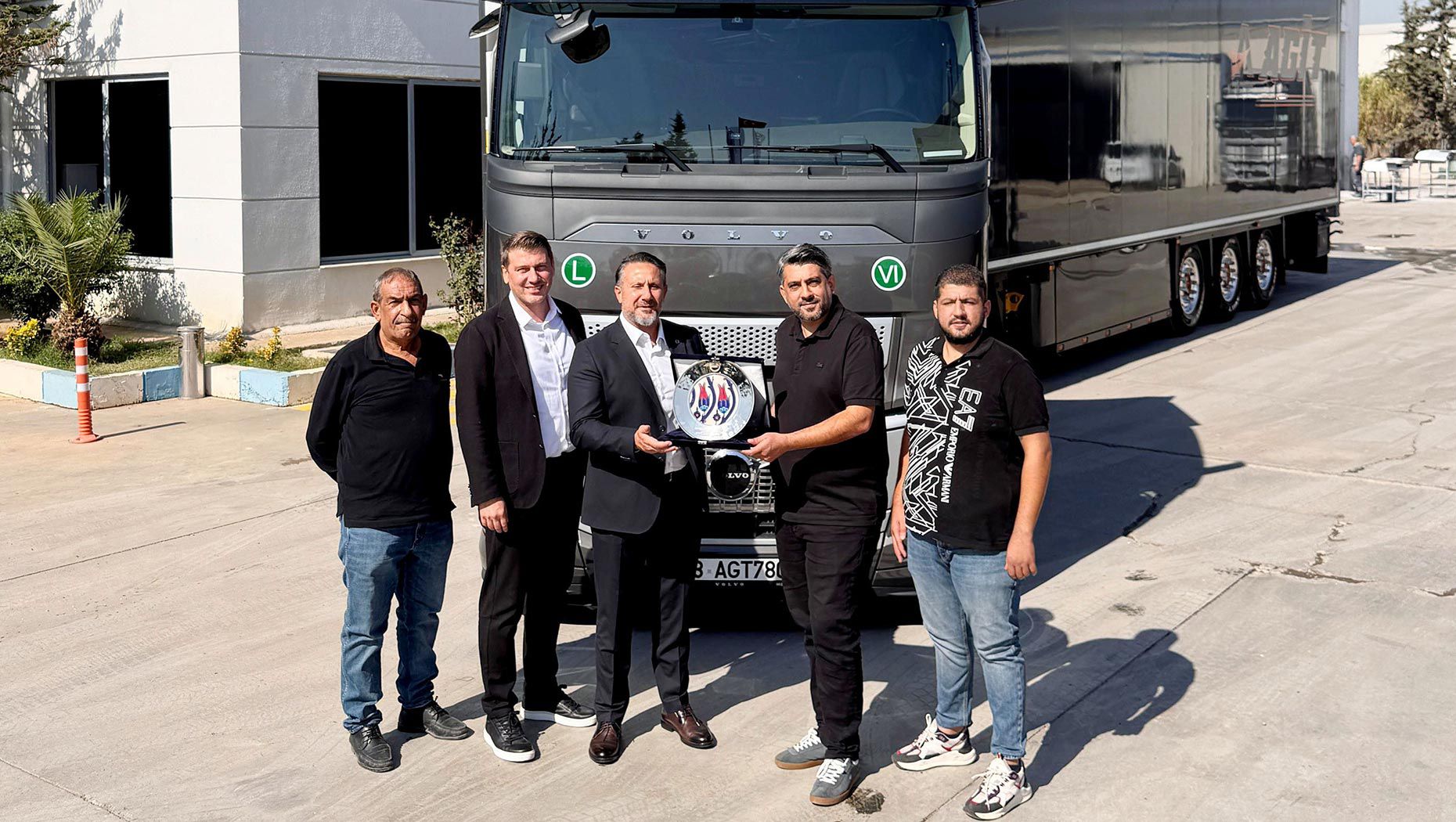 Volvo Trucks, Türkiye’deki İlk Kamera Monitör Sistemli Volvo FH16 4x2 780 HP’yi AGİT Nakliyat’a Teslim Etti!