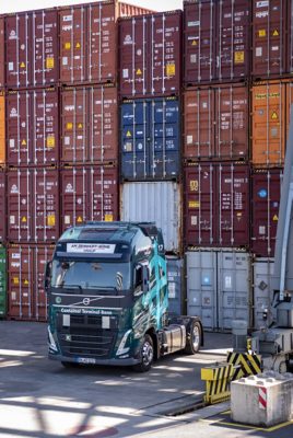 Übergabe von Volvo Trucks an die Firma Am Zehnhoff-Söns