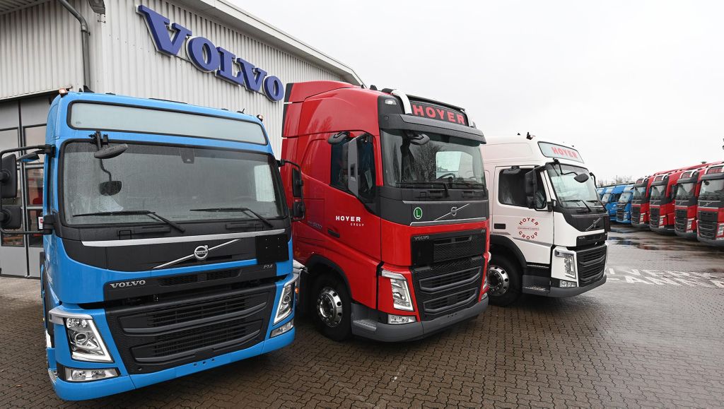 Volvo Trucks übergibt 300 Trucks an die Hoyer Group.