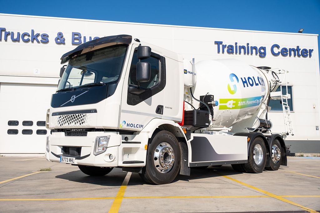 Volvo Trucks entrega a Holcim la primera hormigonera eléctrica en España