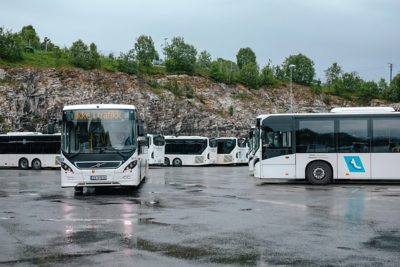 Vários ônibus Volvo brancos na garagem da Tide em Tromsø