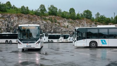 Flera vita Volvo bussar på Tides bussdepå i Tromsø