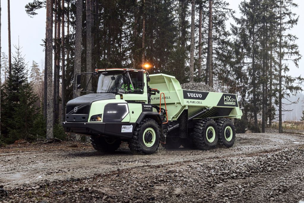 Volvo HX04 na estrada, protótipo de um caminhão articulado com células de combustível | Grupo Volvo