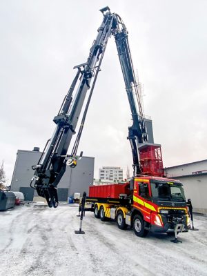 Auto on varustettu Hiabin isolla noin 50 tm nosturilla, jonka purkukouran avulla saadaan palopaikoilla muun muassa peltikatteet irrotettua tehokkaasti.