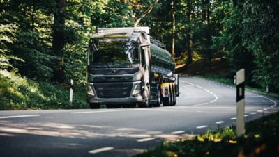 Volvo FM 駕駛在蜿蜒的森林道路上