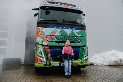 Strahlende Augen der kleinen Künstlerin Anja (7 Jahre) bei der Enthüllung des Volvo FH Aero mit ihrem Gewinner-Design des Volvo Trucks Malwettbewerbs.  