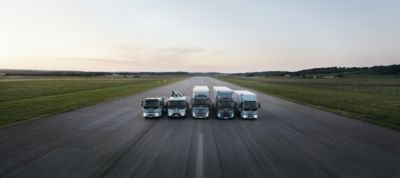 NYE DRIVLINJER: Volvo Trucks leverer allerede i dag elektrisk drevne versjoner av modellene FL og FE, i 2022 kommer også helelektriske, tyngre modeller.