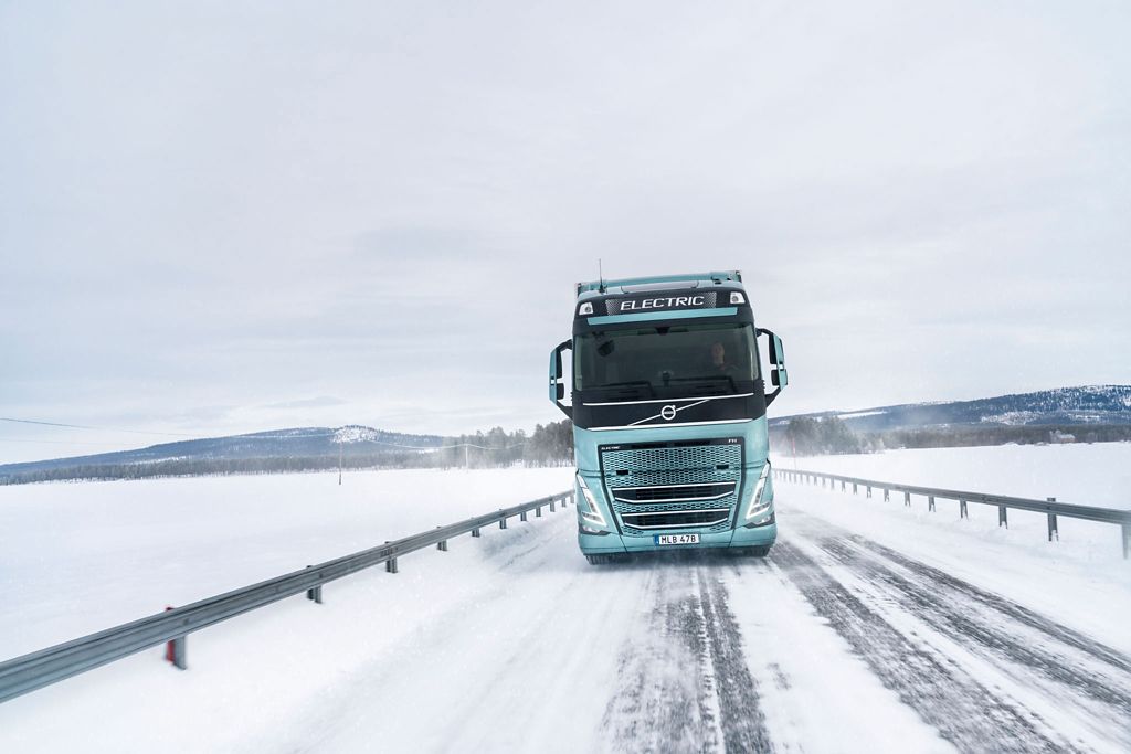 Muchos de nosotros hemos pasado por la misma experiencia: la batería del teléfono se queda sin energía cuando llega el frío intenso. Para evitar que ocurra, Volvo Trucks ha probado sus camiones eléctricos en un clima extremadamente frío cerca del círculo polar ártico.  ¿El resultado? Una función para mantener el rendimiento de la batería, incluso cuando la temperatura está muy por debajo de cero.