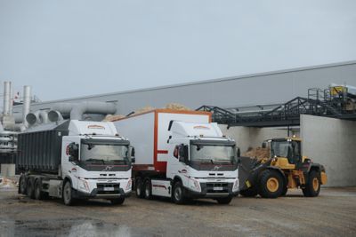 Volvon täyssähköiset FMX Electric 8x4 -koukkuauto ja FMX Electric 6x4 -puoliperävaunuyhdistelmä sekä L120 Electric -pyöräkuormaaja on integroitu osaksi logistiikkaprosessia Äänekosken kertopuutehtaalla. 