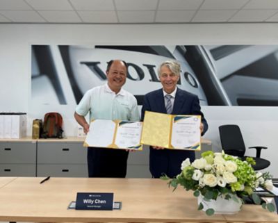 WRC & WRCP董事長-Peter T. Halpin與太古商用車總經理陳偉忠簽訂購車合約，購入台灣首輛Volvo FE電動中卡。