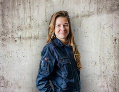 Profilbild einer Person vor einer Berglandschaft 