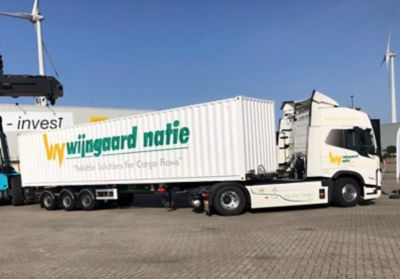Jaarlijks zullen deze vier Volvo FM Electric vrachtwagens instaan voor meer dan 8.000 transporten  in de Antwerpse haven.