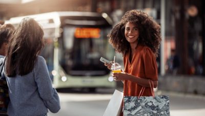 Femme traversant une route.