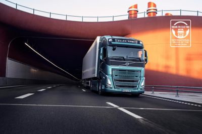 Der Volvo FH Electric ist der Gewinner der Auszeichnung “Truck of the Year 2024“. Es ist das erste Mal, dass ein Elektro-Lkw diese prestigeträchtige Auszeichnung gewinnt. Am Bild (v.l.n.r.): Gianenrico Griffini, Vorsitzender des International Truck of the Year, und Roger Alm, Präsident von Volvo Trucks. 