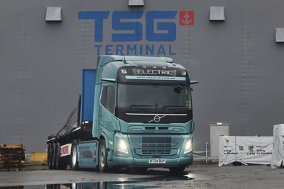 ET Morris & Sons successfully transported the first load of fossil-free steel to land in the UK, using a Volvo FM Electric 4x2 tractor unit.