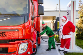 Babbo Natale e il suo Elfo ricaricano il camion con una colonnina ABB.