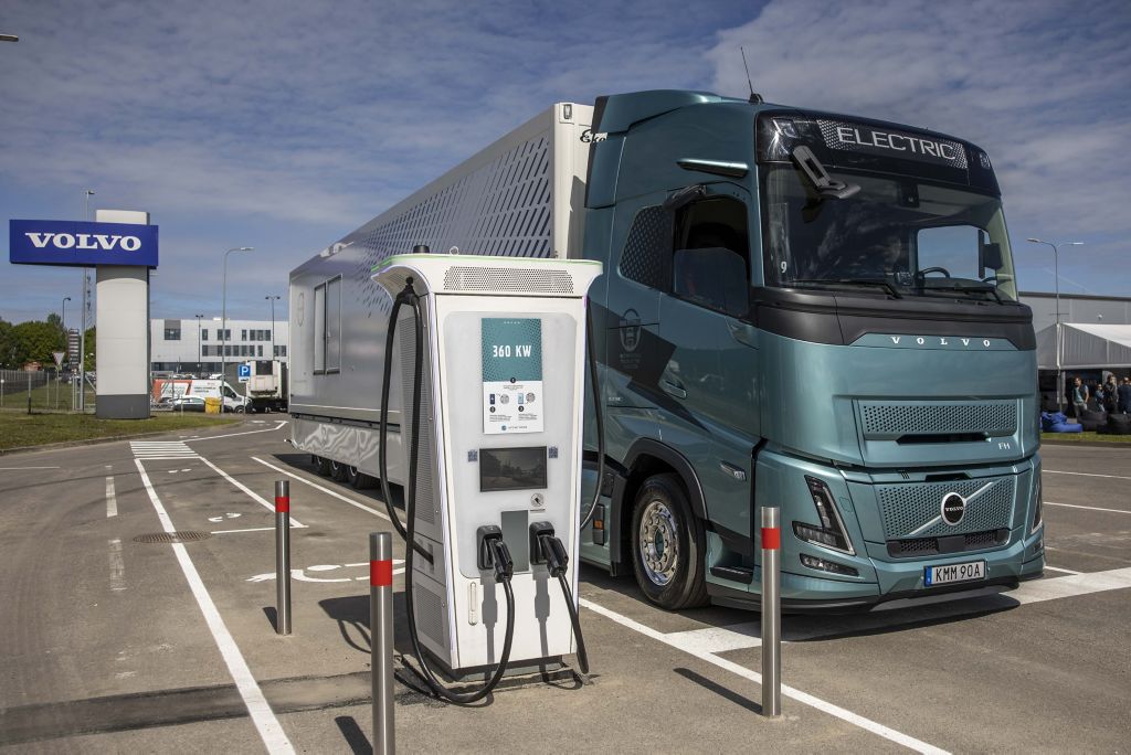 „Volvo“ sunkvežimių centre Kaune oficialiai atidaryta 360 kW įkrovimo stotelė 