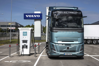 Volvo FH Aero Electric prie 360 kw įkrovimo stotelės