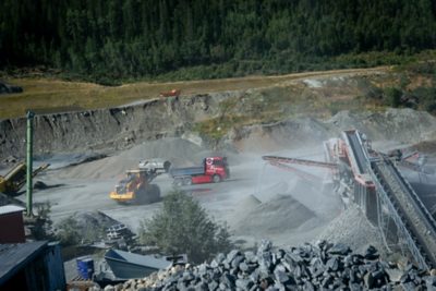 Volvo FH Electric på anleggsplass. 
