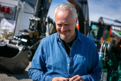 Jan Erik Lilland, produktansvarlig for servicekontrakter i Volvo Trucks, jobber med løsninger som skal bidra til planlagt vedlikehold, bedre oppetid og mer forutsigbare kostnader.