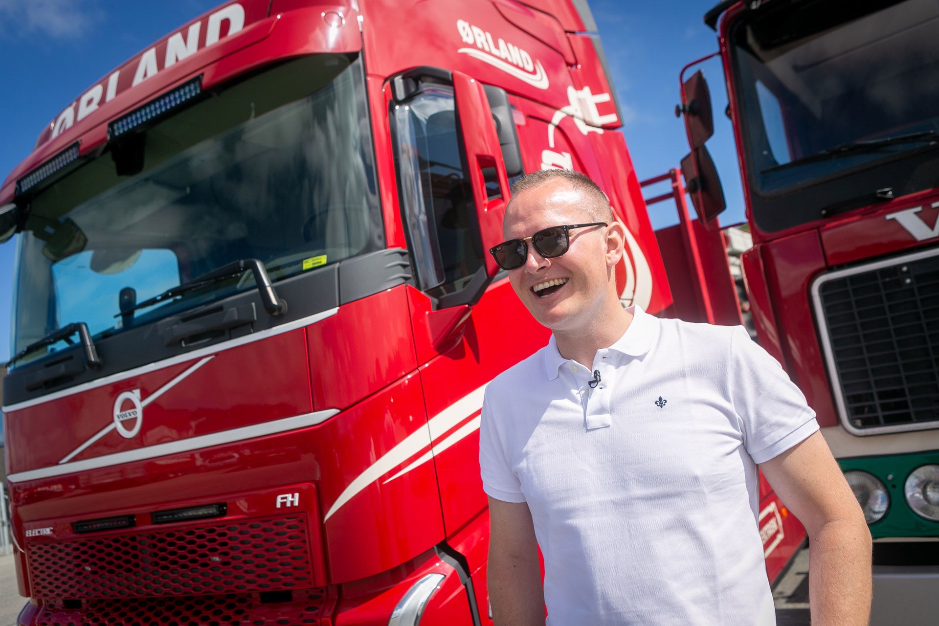 Erik Haugland i Ørland Transport foran to av Volvoene i stallen.