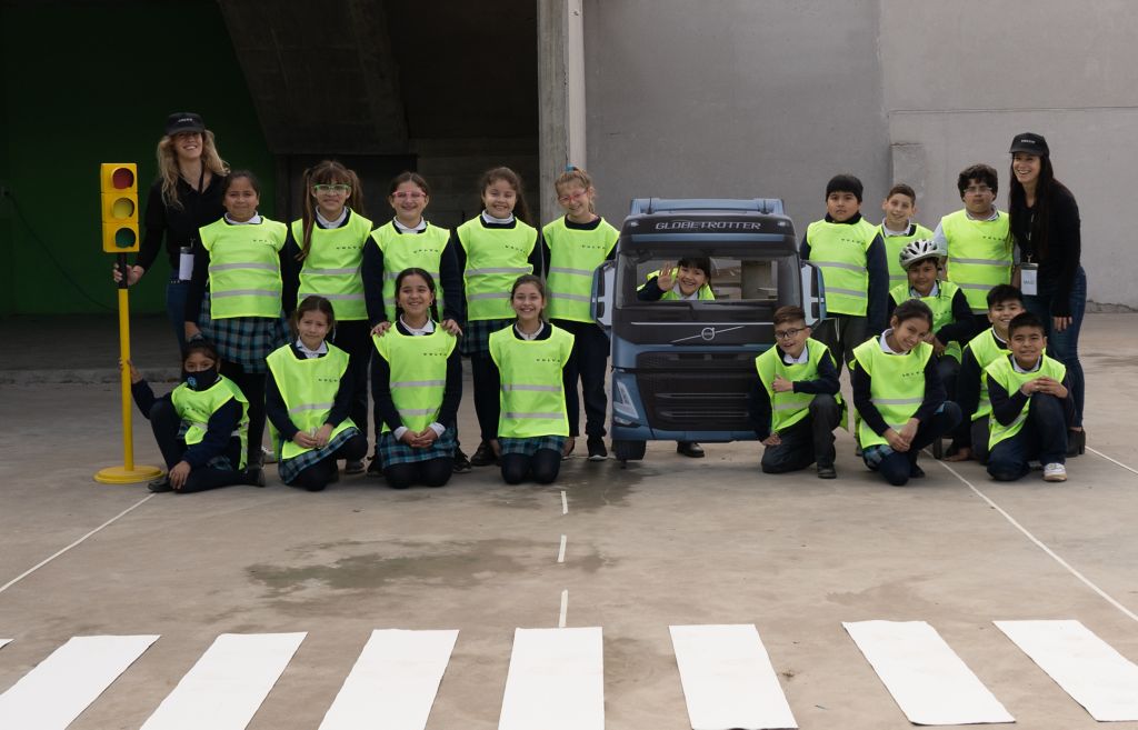 Pará, mirá, saludá: Volvo Trucks & Buses lanzó en la Argentina una campaña para educar a los niños en seguridad vial