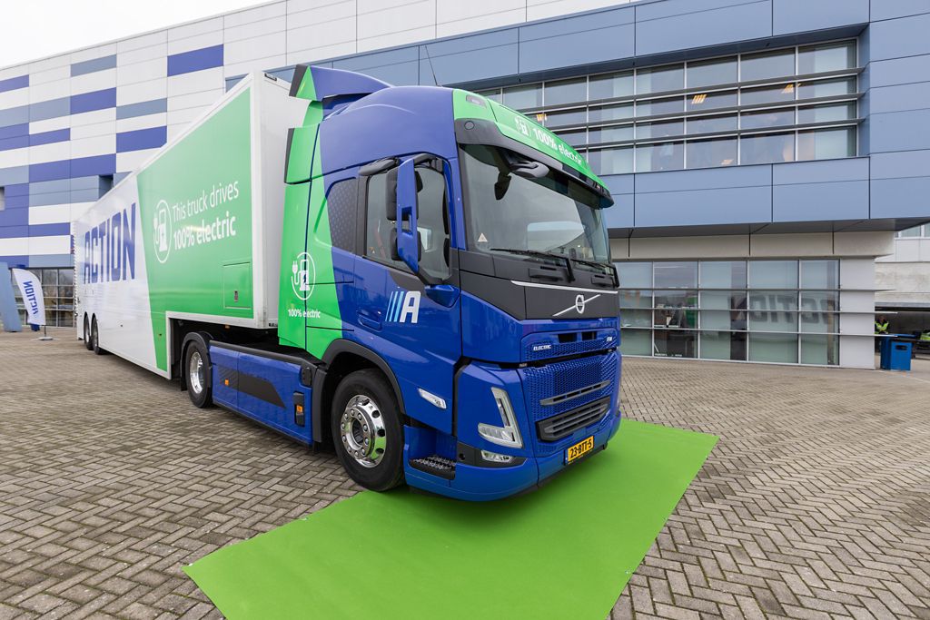 Action zet eerste zero emissie stap met drie Volvo FM Electric-trekkers 