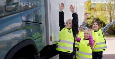 Pare, Mire, Haga una señal con la mano: una campaña mundial para mantener a los niños seguros en el tránsito