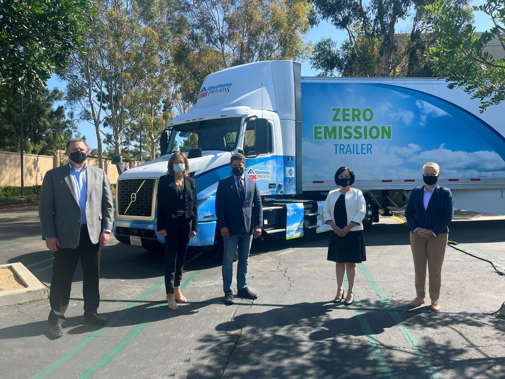 Volvo Trucks’ Customer Albertsons Achieves Nation’s First Commercial 100% Zero-Emission Refrigerated Grocery Delivery with a Class 8 Truck