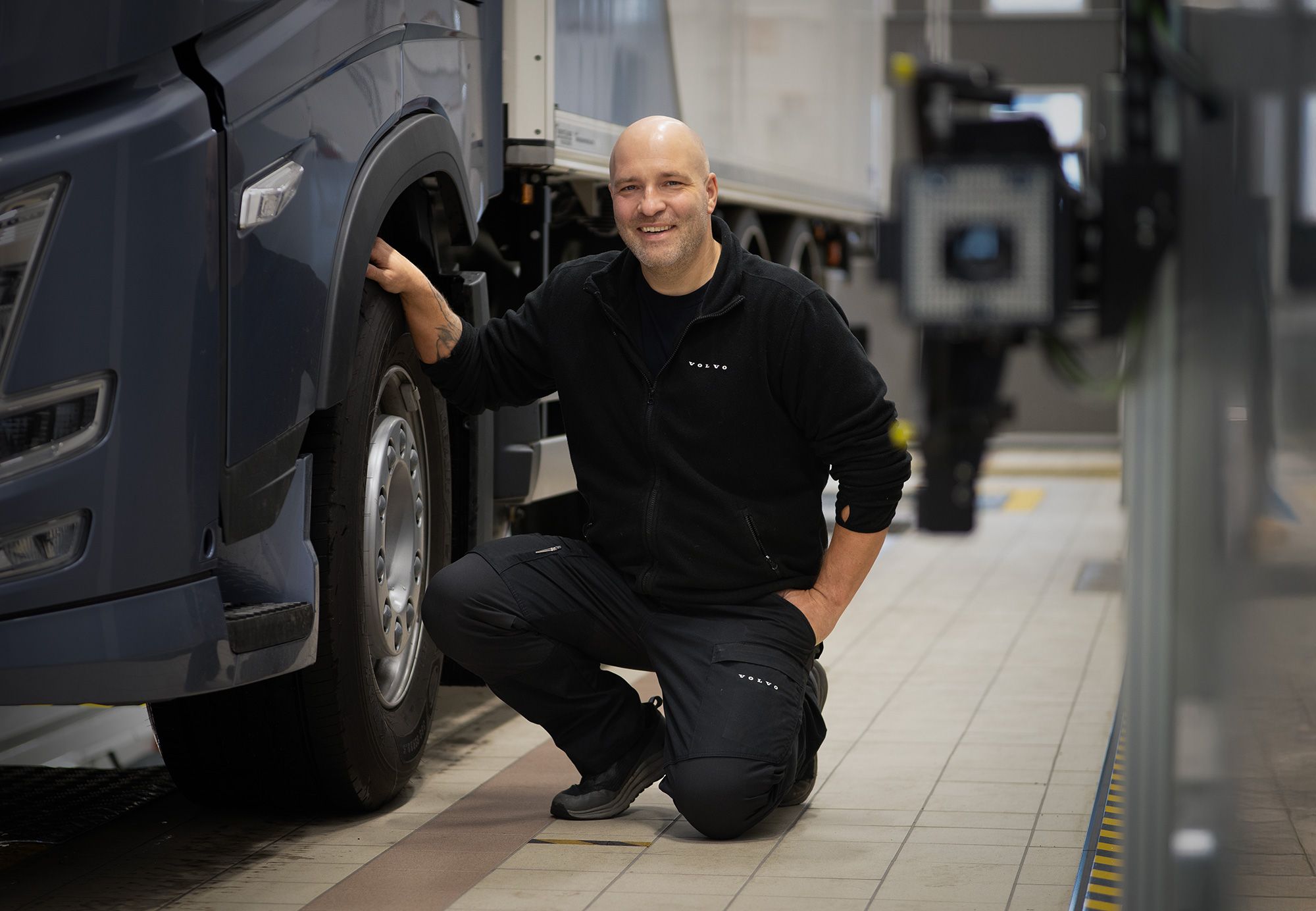 Alexander Lundin, däckansvarig på Volvo Truck Center i Bäckebol