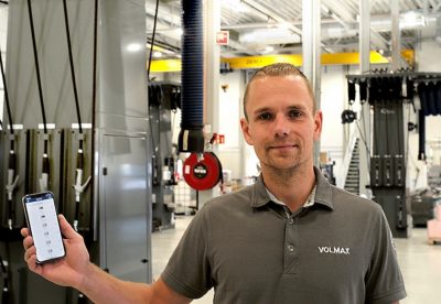 Servicemarkedssjef Volmax Rygge Andreas Hanssen i verkstedhallen.
