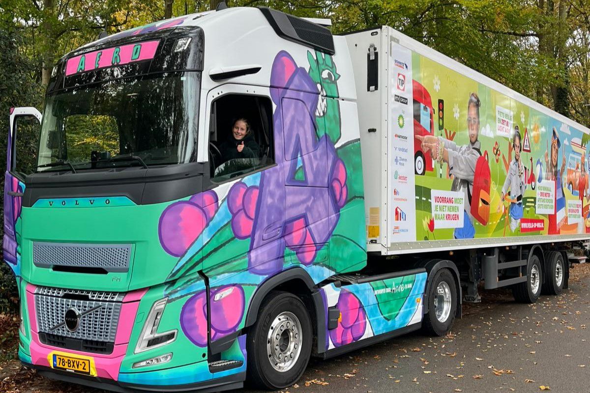 Veilig op Weg geeft dode hoek lessen op basisscholen om kinderen te wijzen op de gevaren rondom grote voertuigen, zoals vrachtwagens.