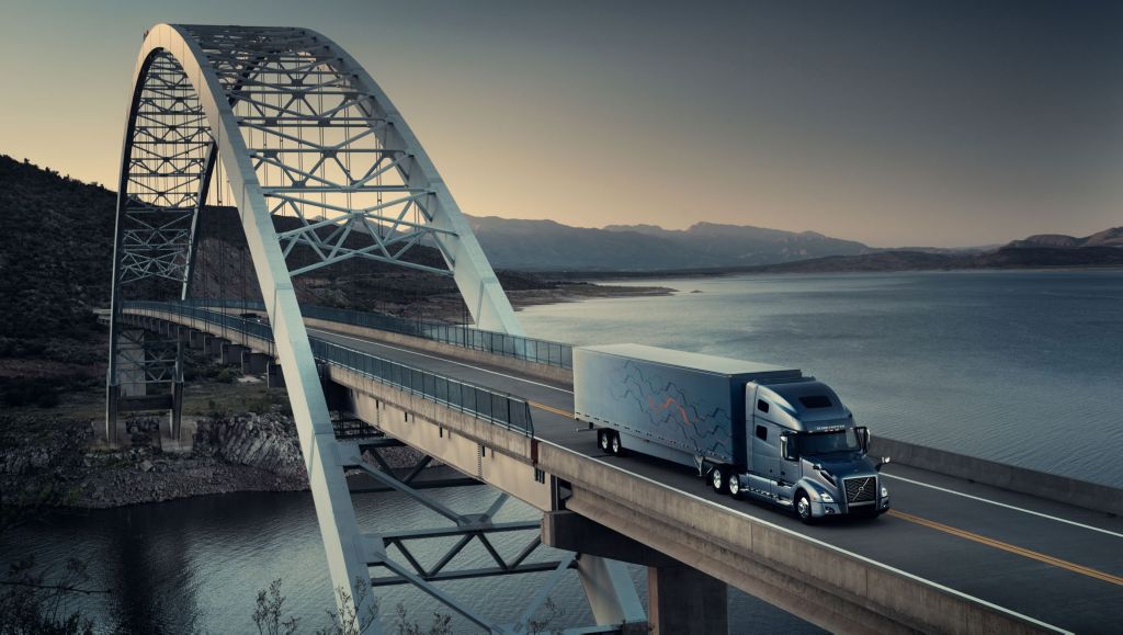 Volvo-lastbil körandes över en bro