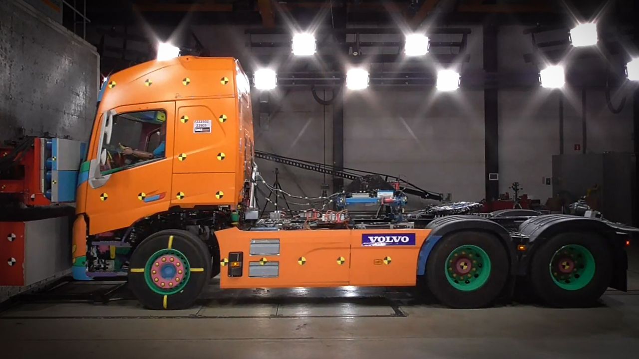 A Volvo elektromos teherautói – töréstesztek a biztonság érdekében