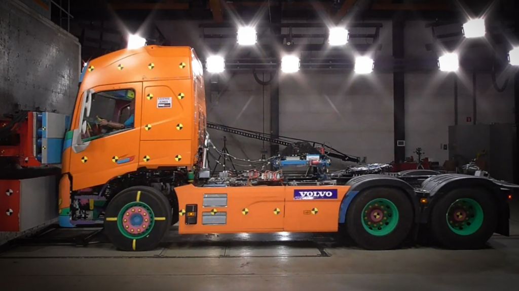 Volledige crashtests met elektrische Volvo-trucks