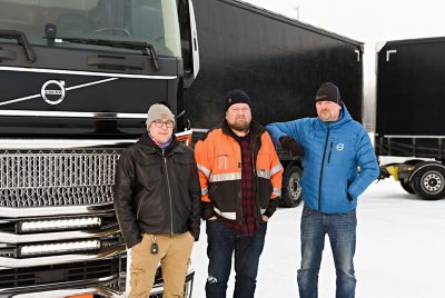 Volvot Teijo Höltälle (kesk.) ja Toni Hiltuselle (vas.) myy Raskasparin Kimmo Hovilainen. 