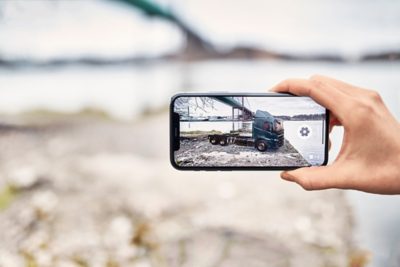 De nieuwe Volvo Trucks-modellen kunnen met de nieuwe AR-app overal worden geplaatst..