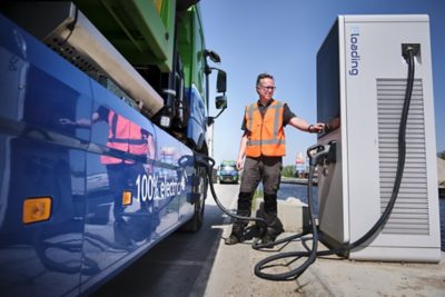 (C) Fred Libochant Fotografie

Hillegom / Volvo-klant AW Materieel & Onderhoud en hunVolvo FMX Electric 8x4 kippertruck met kraanopbouw
