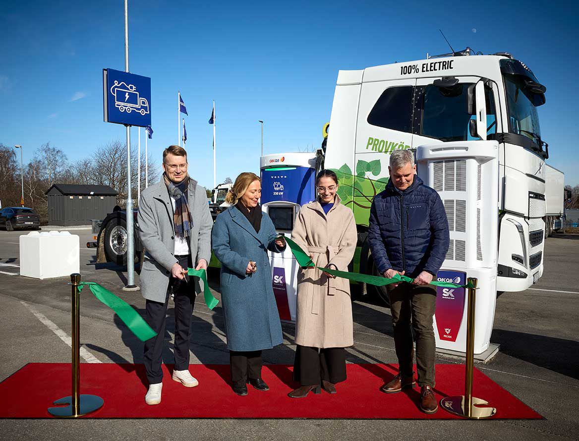 Joachim Nordin, VD Skellefteå Kraft, Karin Eriksson, VD OKQ8, Romina Pourmokhtari, Sveriges klimat- och miljöminister och Stefan Strand, VD Volvo Lastvagnar Sverige.