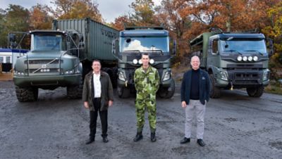 Volvokoncernens vice vd Jan Gurander och vd Martin Lundstedt var värdar när Sveriges överbefälhavare Micael Bydén, besökte Volvokoncernen i höstas. Syftet med besöket var att fortsätta och fördjupa samarbetet mellan Volvo och Försvarsmakten, med fokus på återuppbyggnaden av det svenska totalförsvaret, militärt såväl som civilt.