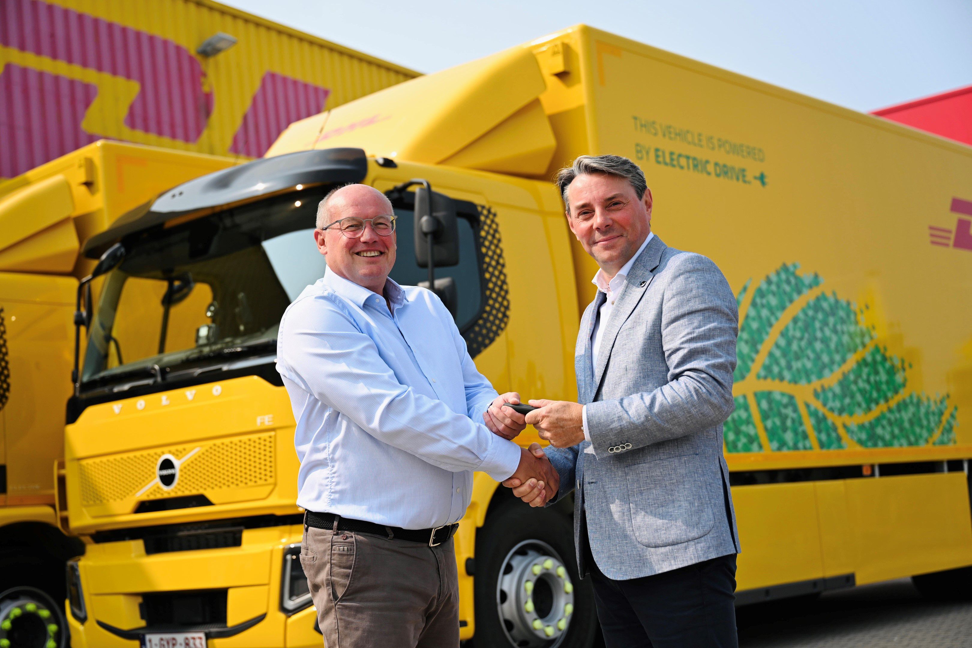 Volvo levert twee FE Electric-trucks aan DHL eCommerce België.