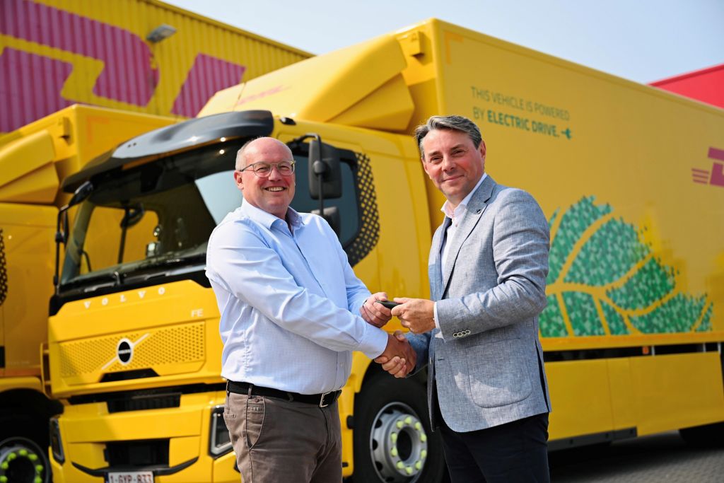 Volvo levert twee FE Electric-trucks aan DHL eCommerce België.