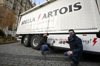 ATTENTION EDITORS - COVERAGE REQUESTED TO BELGA BY AB INBEV - EDITORIAL USE ONLY - AB InBev Belgium chairman Fabio Sala and Leuven mayor Mohamed Ridouani pictured during the presentation of the first Belgian e-truck delivering AB Inbev beer in Leuven, Tuesday 08 December 2020.
BELGA PHOTO ERIC LALMAND