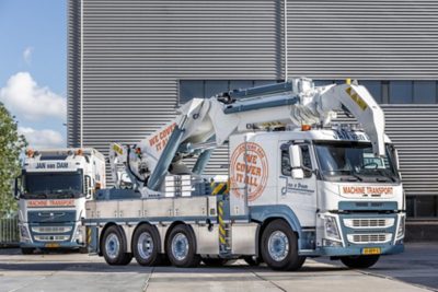 Volvo FM500 met 200 tonmeter-kraan. "Dit is de eerste 200 tonmeter-kraan die elektrisch kan draaien", aldus Jan Van Dam Machine Transport.