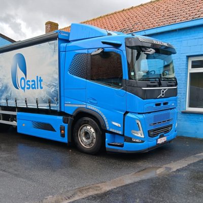 Kék teherautó, oldalán Qsalt felirattal