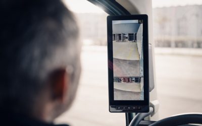 Chauffeur die naar het camera monitor system kijkt tijdens het achteruitrijden