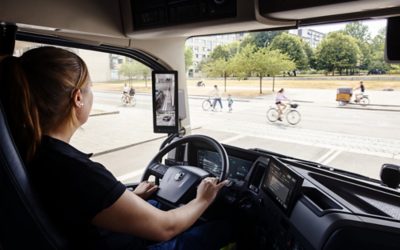 Frau am Steuer eines Lkw an einer Kreuzung