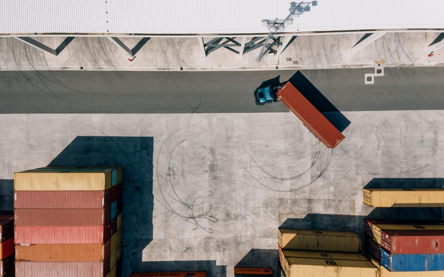  De Volvo FM draait in een distributieterminal, van bovenaf gezien