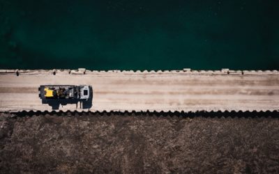 De Volvo FMX op een onverharde weg, van bovenaf gezien