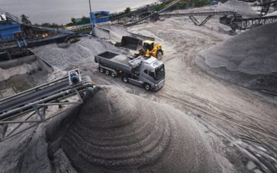 Wheel loader loading gravel onto Volvo FH